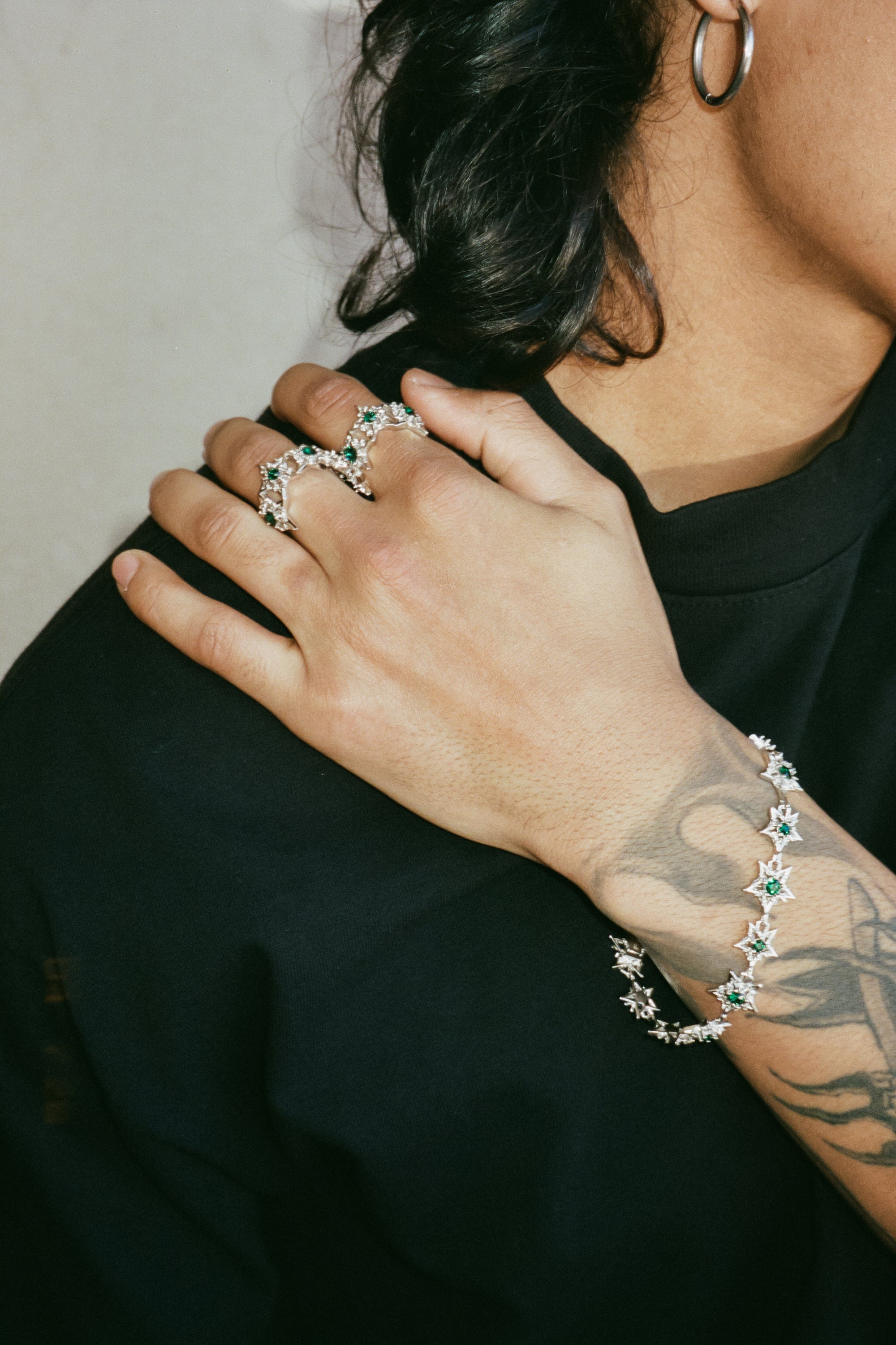 EMERALD BARBWIRE STAR RING