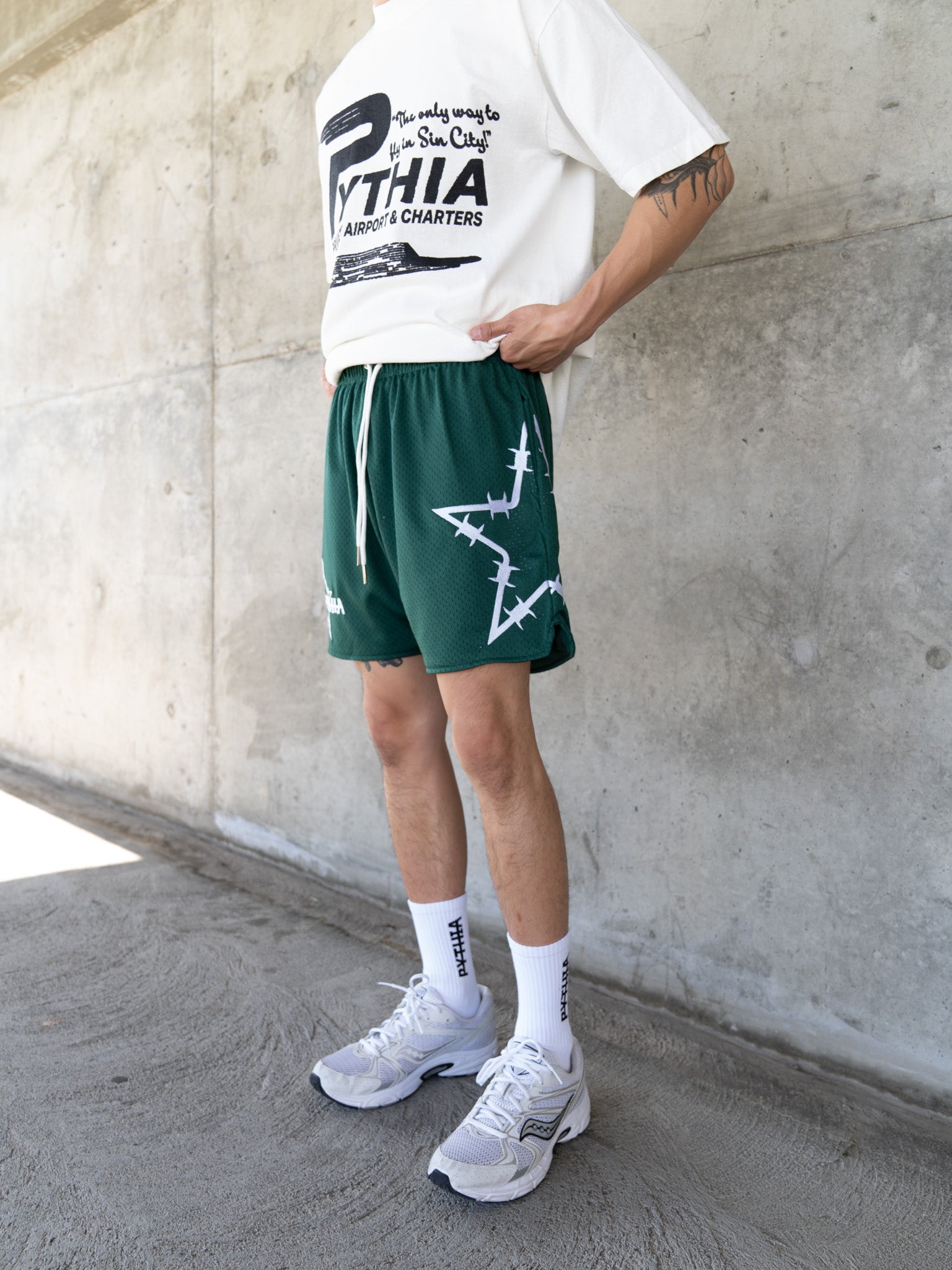 BARBWIRE STAR MESH SHORTS - FOREST GREEN