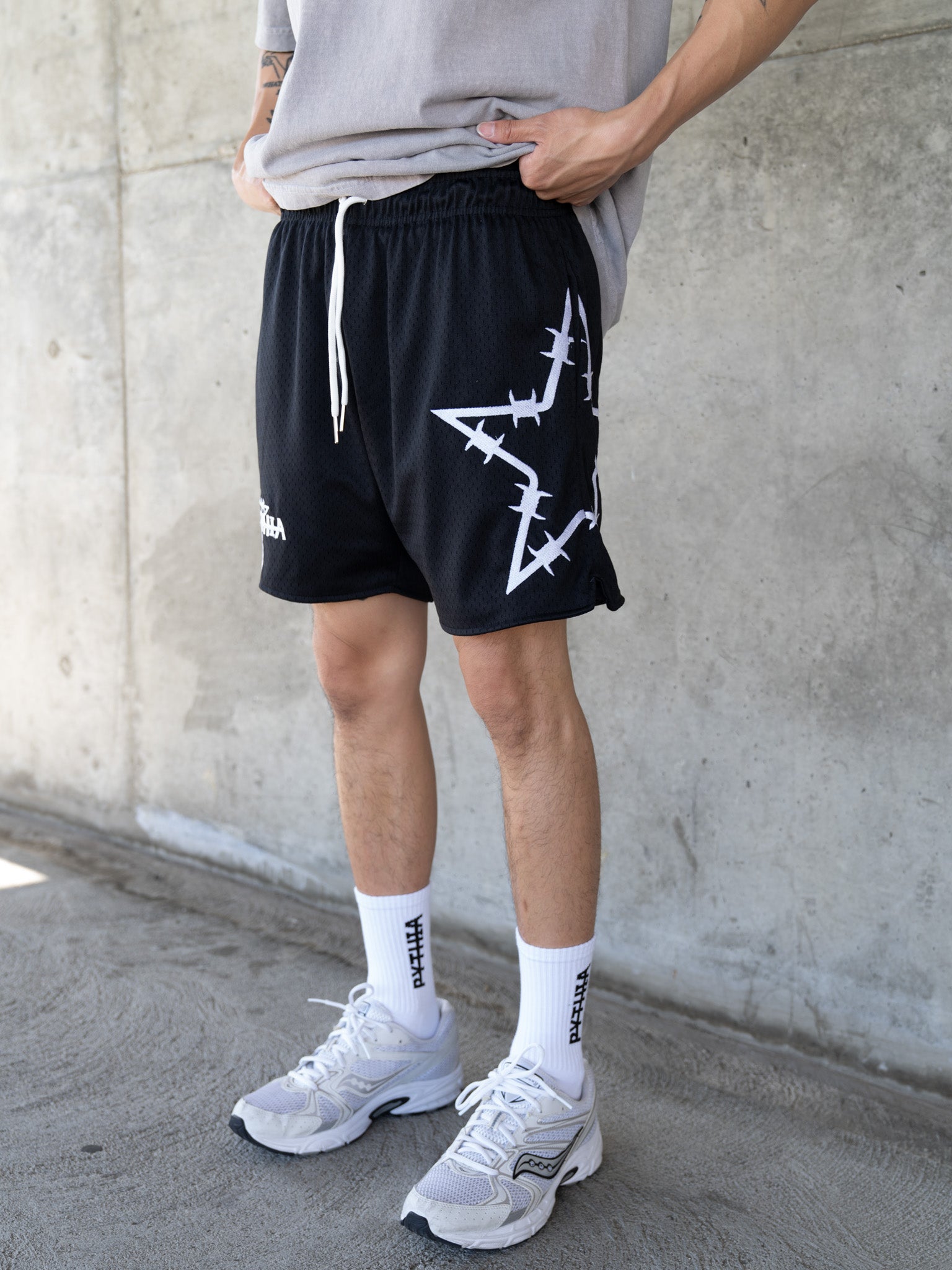 BARBWIRE STAR MESH SHORTS - BLACK