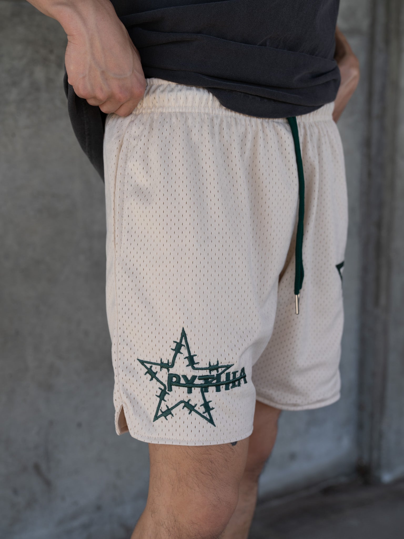 BARBWIRE STAR MESH SHORTS - SAND