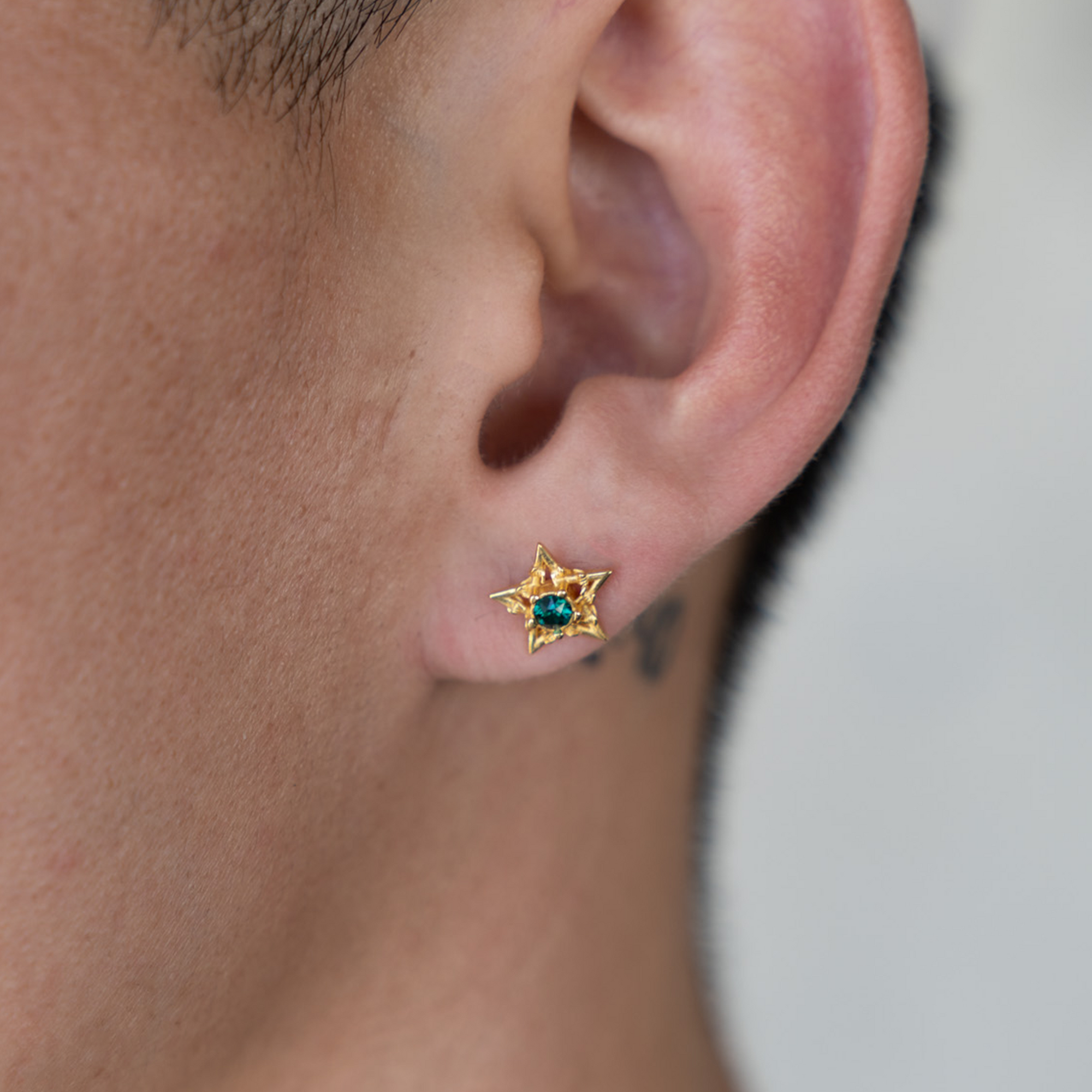 GOLD BARBWIRE STAR EARRINGS - EMERALD