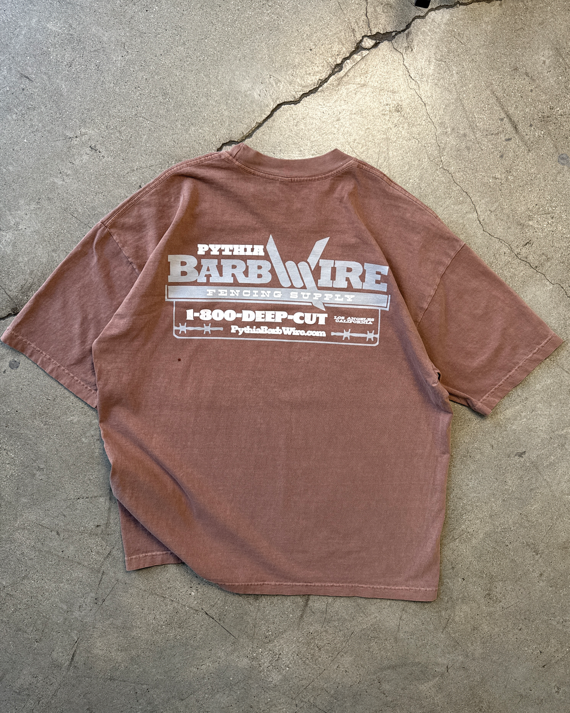 BARBWIRE SUPPLY TEE - BROWN