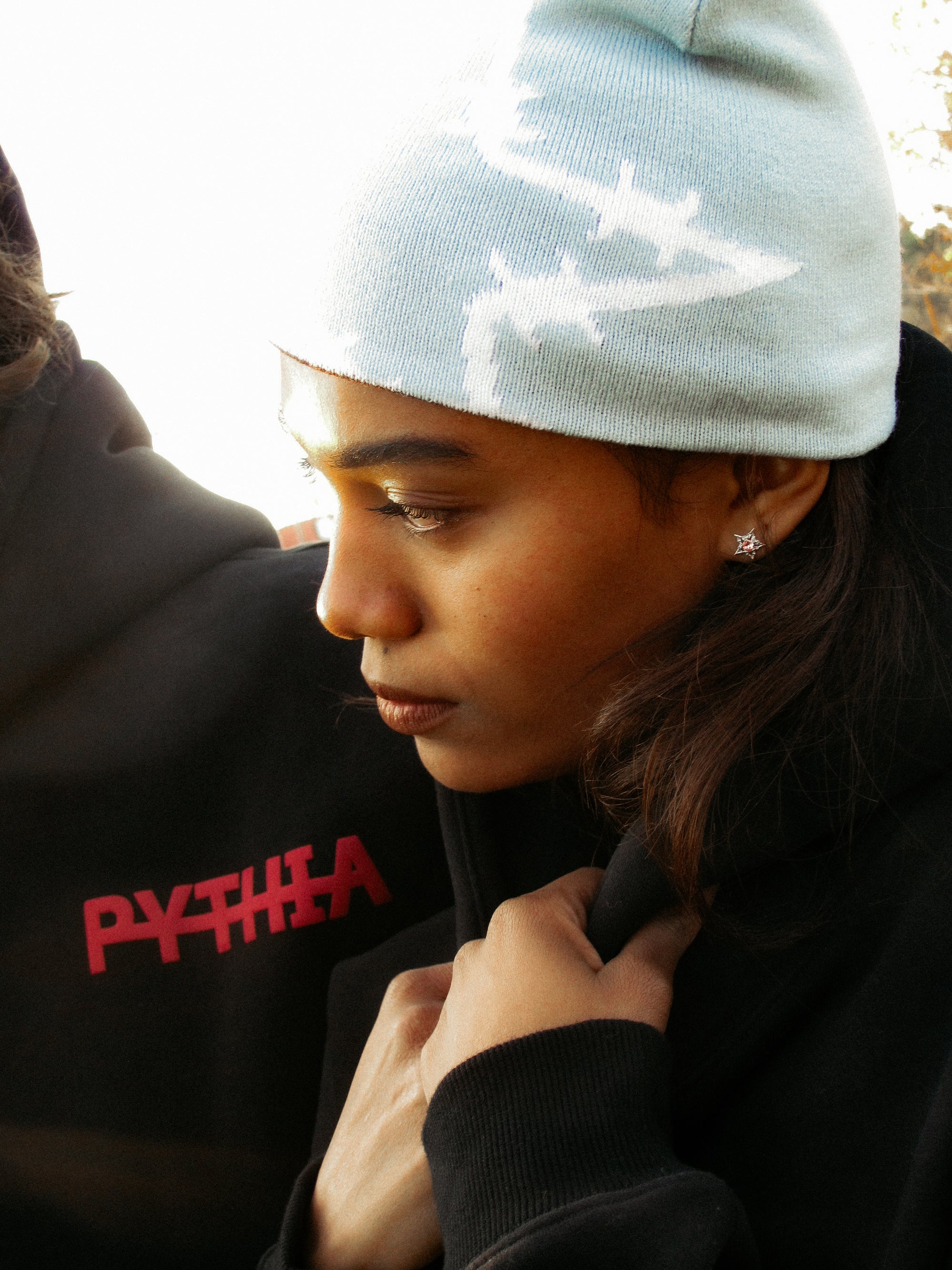 SILVER BARBWIRE STAR EARRINGS - PINK