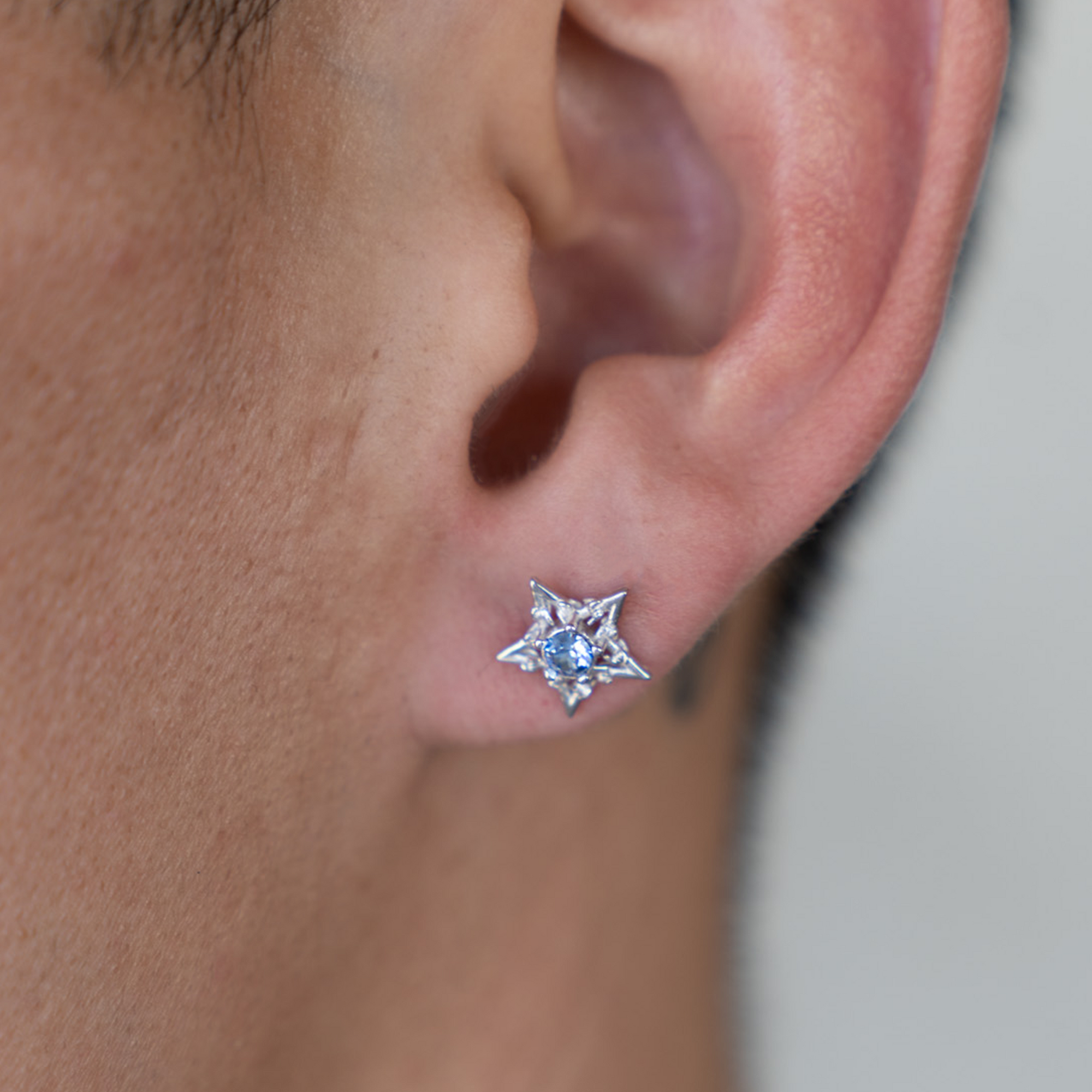 BARBWIRE STAR EARRINGS - LIGHT SAPPHIRE