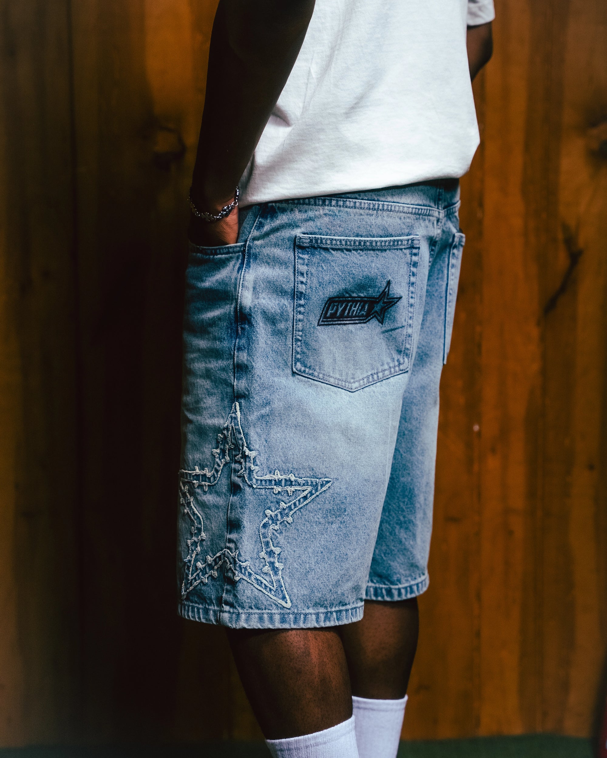 FRAYED BARBWIRE STAR DENIM SHORT