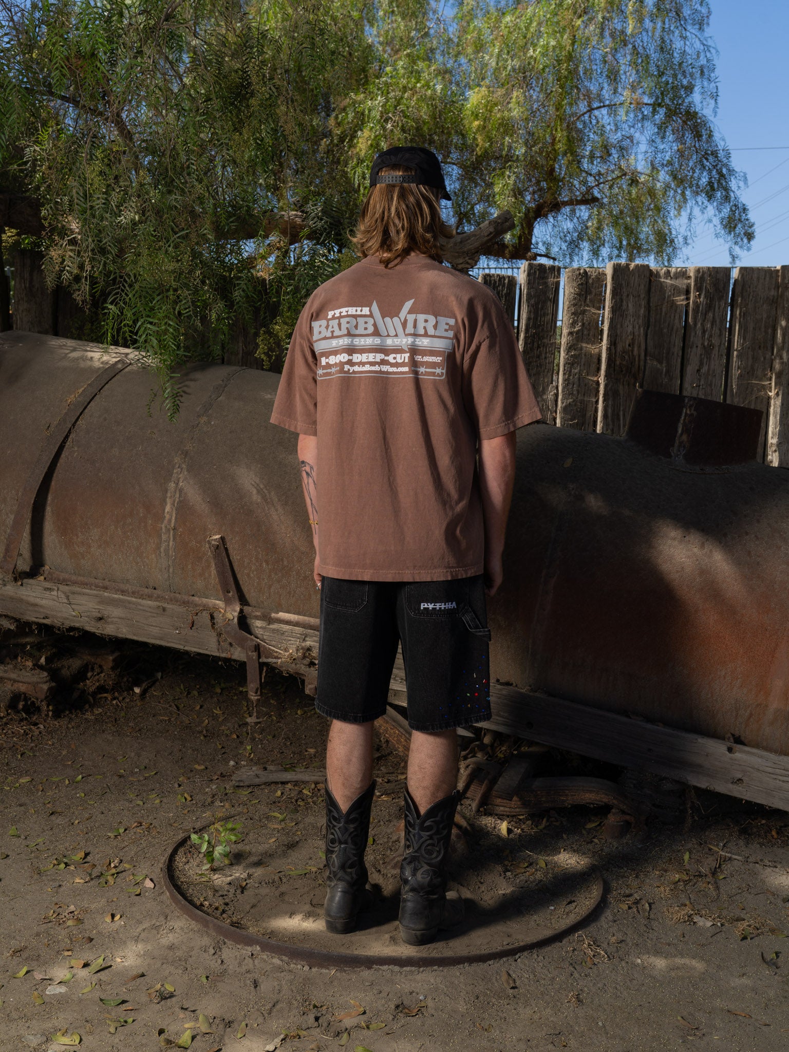 BARBWIRE SUPPLY TEE - BROWN