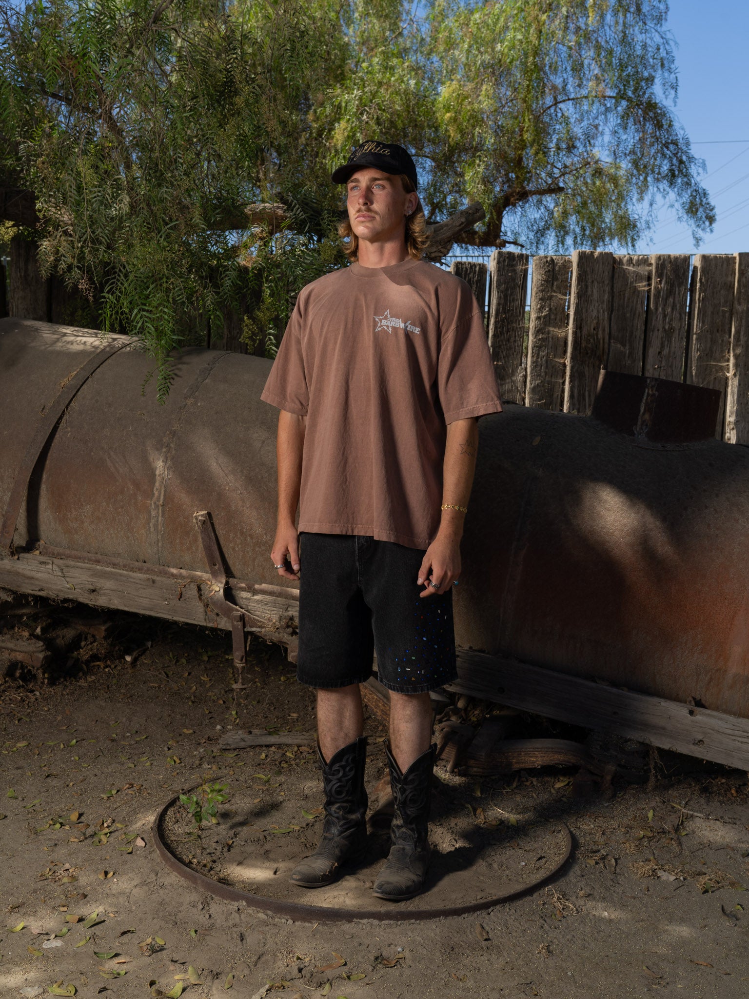 BARBWIRE SUPPLY TEE - BROWN