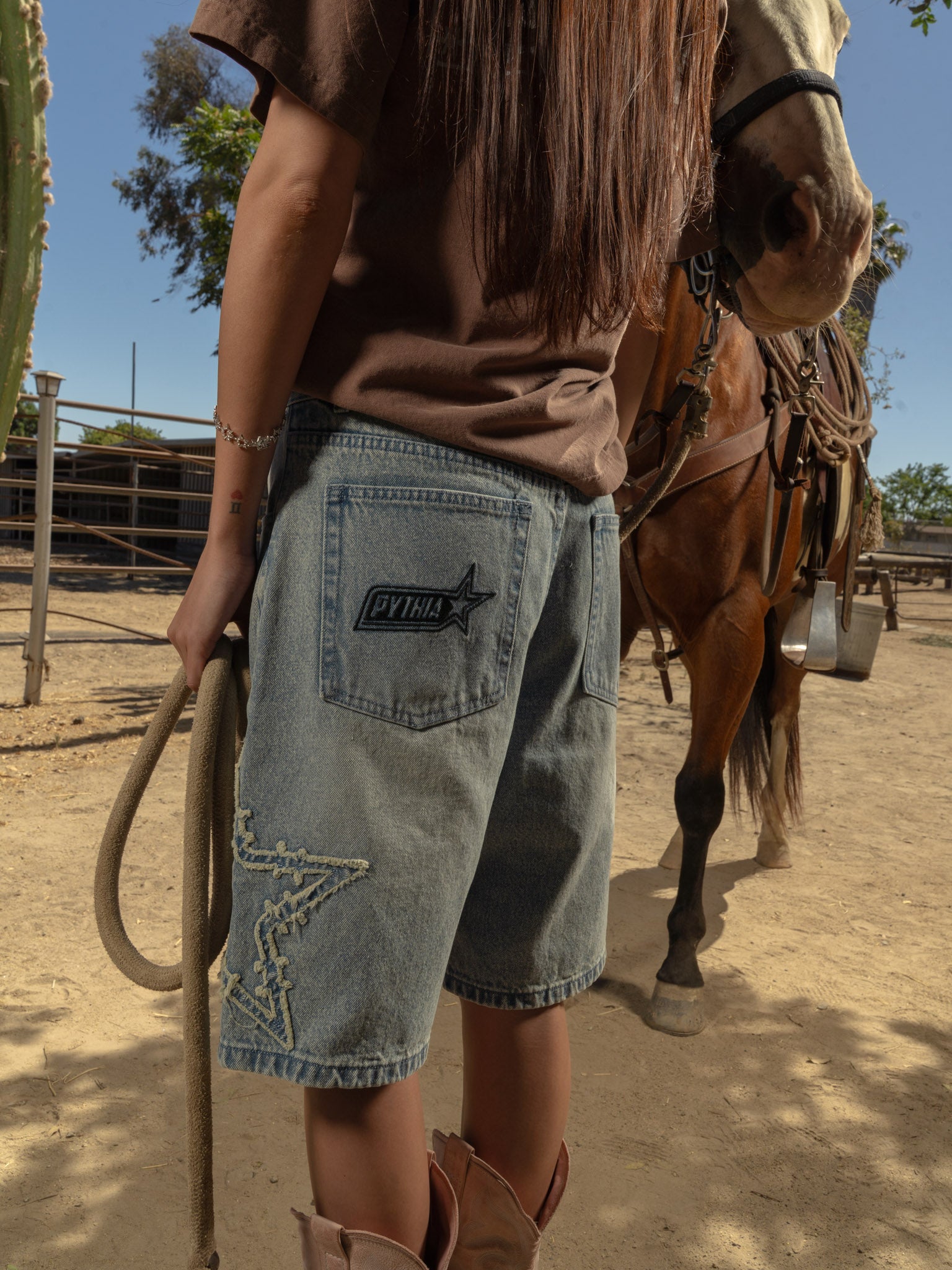FRAYED BARBWIRE STAR DENIM SHORT