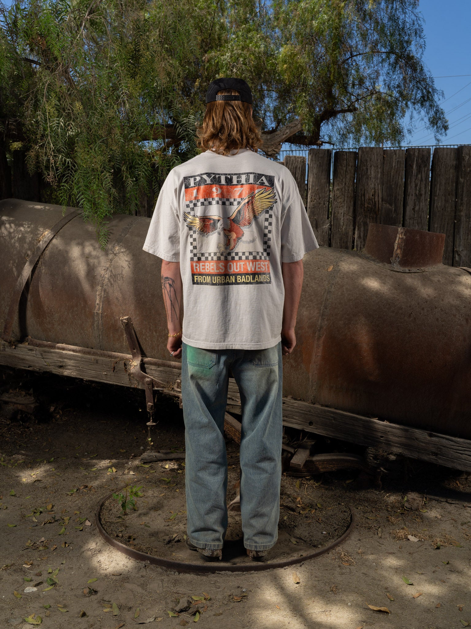 URBAN BADLANDS TEE - CEMENT GREY
