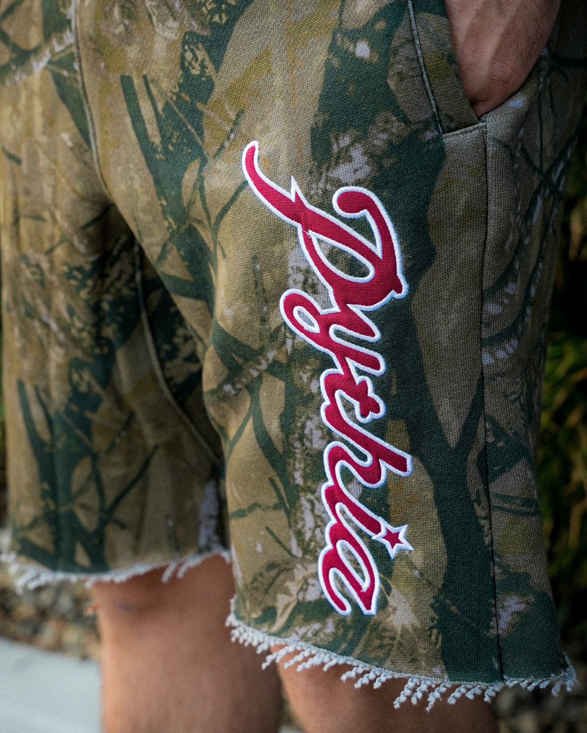 CAMO 111 SHORTS - RED