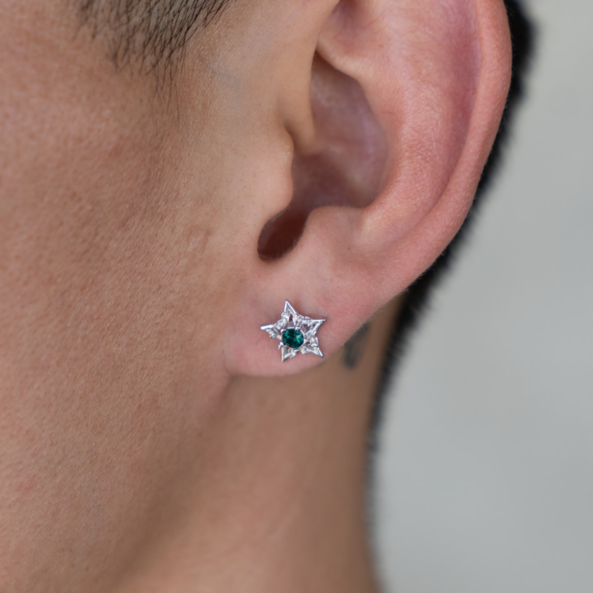 SILVER BARBWIRE STAR EARRINGS - EMERALD