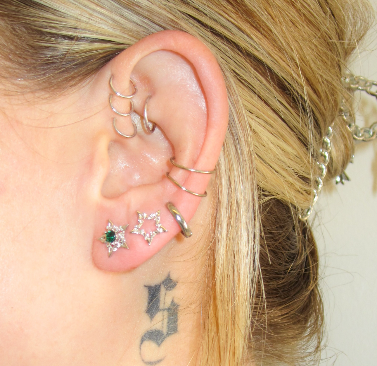 SILVER BARBWIRE STAR EARRINGS - EMERALD