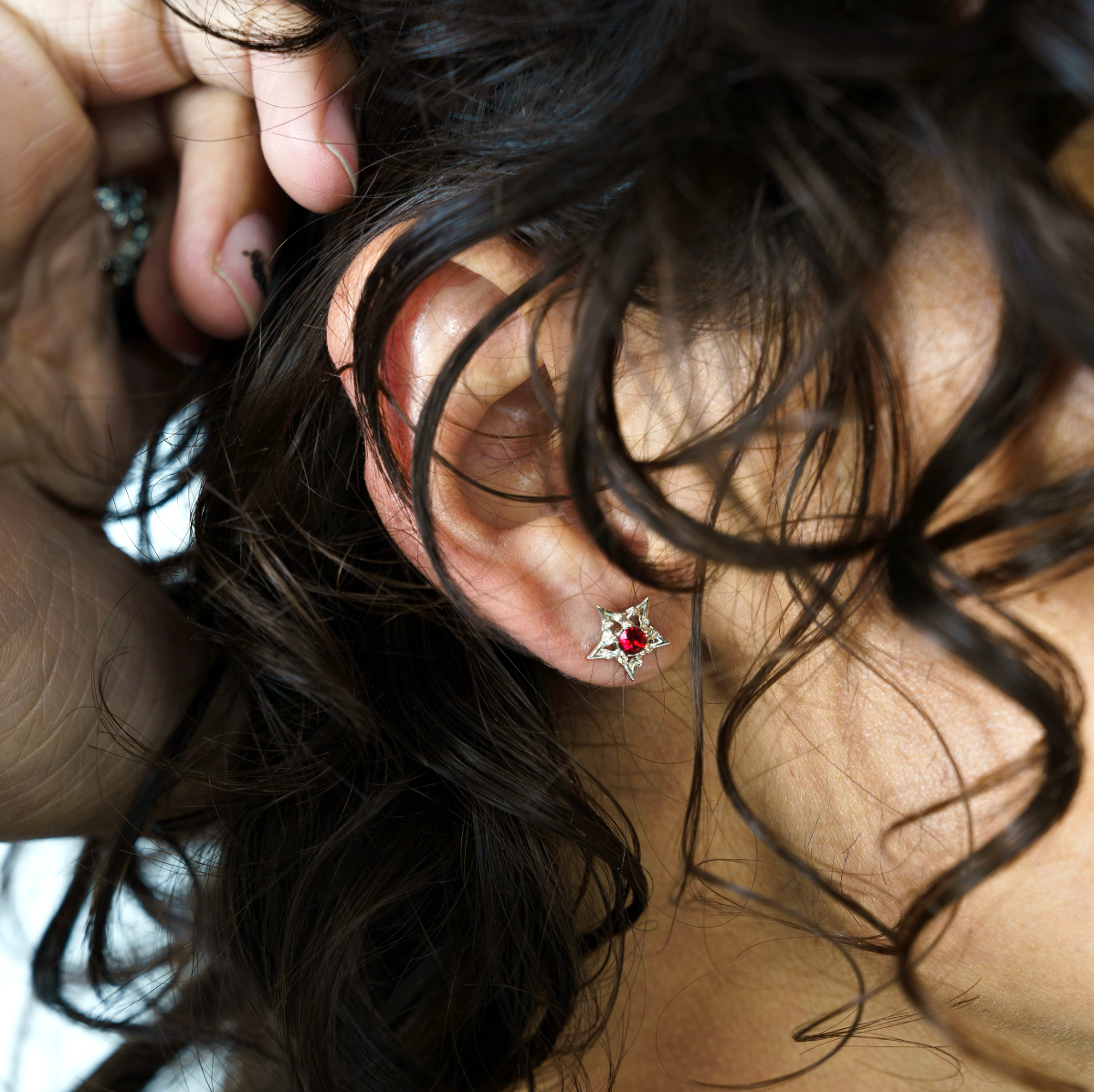 BARBWIRE STAR EARRINGS - RED